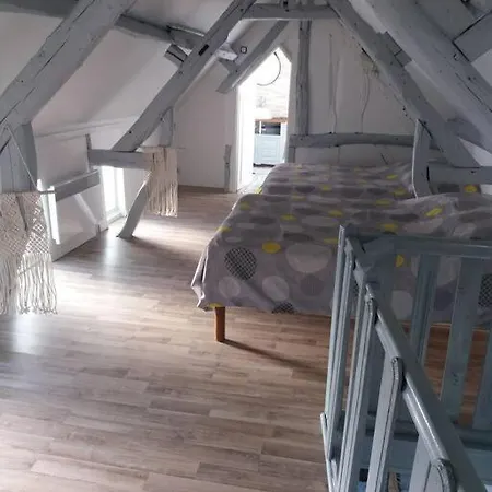 Hébergement de vacances Maison Diana à 400 Mètres à Pieds De L'aéroport Tillé